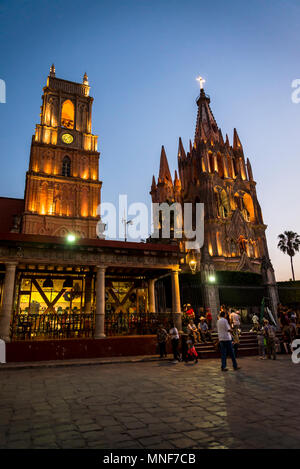 Uhrturm und die Pfarrkirche von San Miguel, dem Wahrzeichen der Stadt in der Dämmerung, San Miguel de Allende, Mexiko Bajío region, Central Stockfoto