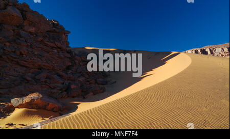 Farbe Schatten an Dünen, Tassili nAjjer Nationalpark, Algerien Stockfoto