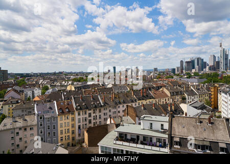 Viele verschiedene Häuser in Frankfurt am Main Stadt im Sommer Stockfoto