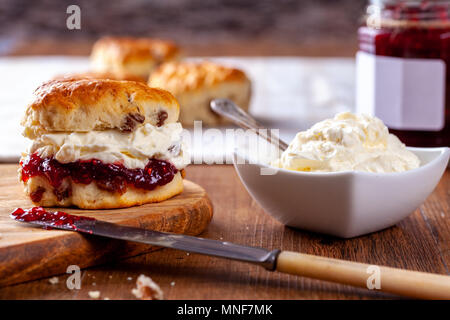 Scones mit Marmelade und Clotted Cream Stockfoto