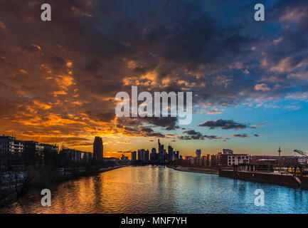 Skyline mit bewölktem Himmel bei Sonnenuntergang, Frankfurt am Main, Hessen, Deutschland Stockfoto