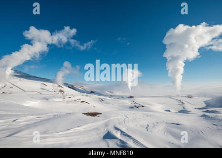 Aufsteigenden Dampf in verschneiter Landschaft, Krafla Geothermiekraftwerk, Hverarönd geothermischen Bereich, auch Hverir oder Namaskard Stockfoto