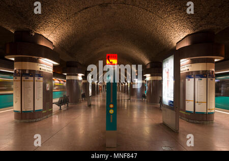 Plattform der U-Bahn station Sachsenhausen, Frankfurt am Main, Hessen, Deutschland Stockfoto