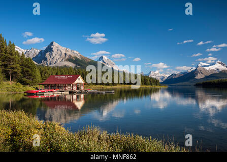 Das Bootshaus mit Kanus am Ufer des Maligne Lake, Jasper National Park, Rocky Mountains, Alberta, Kanada Stockfoto