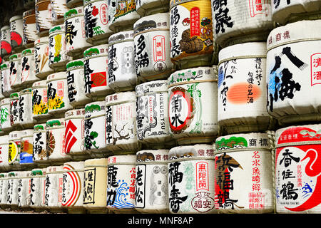 Sake Fässer Meiji-Jingu Schrein, Tokio, Japan Stockfoto