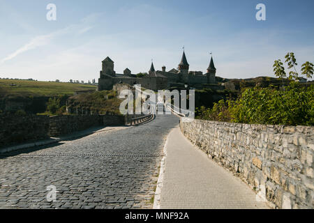 - KAMIANETS PODILSKYI - UKRAINE, September 17, 2014: Straße zum Schloss in Kamjanez-podilskyj Stockfoto