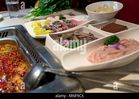 Fisch, Fleisch Darm ente Blut und anderen mit der shabu Topf im chinesischen Stil Stockfoto