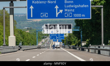 Deutschland, Koblenz Mai 2018. Deutsche Autobahn mit sichtbaren Autos, Schilder und beendet. Autobahn ohne Geschwindigkeitsbegrenzung. Stockfoto