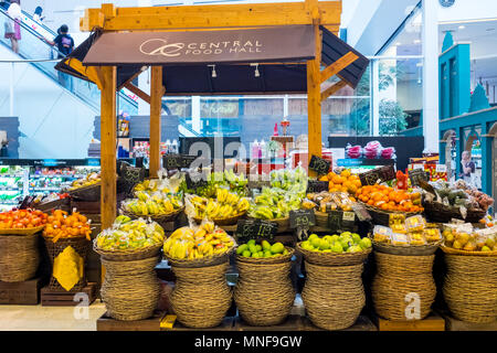 Bangkok, Thailand - Januar 29, 2017: Viele Arten von Obst im Korb Obst shop in Central World Mall. Stockfoto