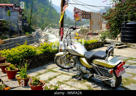 Poon Hill, Nepal - April 11, 2017: Yamaha Enticer parken in einem Haus auf dem Wanderweg zu Poon Hill. Stockfoto