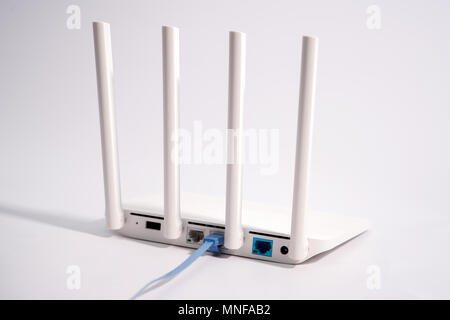 Die Rückseite des Routers mit dem LAN-Internetzugang, und das Land Kabel einstecken auf einem weißen Router Stockfoto