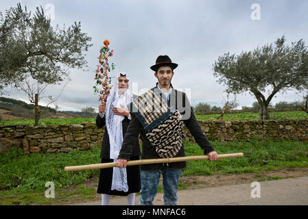 Zwei Zeichen der Wintersonnenwende Festlichkeiten an. Das Mädchen (Frühling) und der Junge (Sommer), der Sie schützt. Tras-os-Montes, Portugal Stockfoto