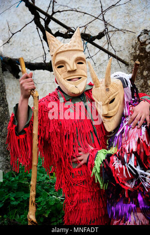 Caretos mit Holzmasken aus Lazarim, während des Karnevals und der Wintersonnenwende Festlichkeiten genutzt. Tras-os-Montes, Portugal Stockfoto