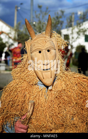 Careto mit Holzmaske aus Lazarim, während des Karnevals und der Winter-Sonnenwende Festlichkeiten genutzt. Tras-os-Montes, Portugal Stockfoto