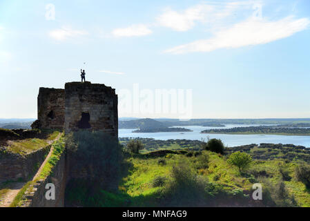 Die Burg von mourao. Im Hintergrund der Alqueva Stausee, der größte künstliche See in Westeuropa. Alentejo, Portugal Stockfoto