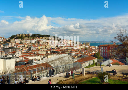 Sao Pedro de Alcantara Belvedere, einer der besten Aussichtspunkte in der Altstadt von Lissabon. Portugal Stockfoto