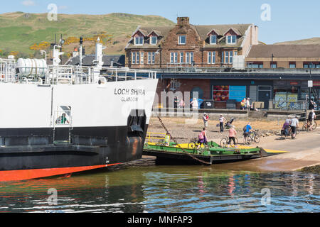 Radfahrer aussteigen Loch Shira Fähre in Largs, Schottland Rückkehr aus Millport große Cumbrae Stockfoto