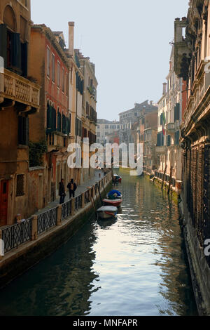 Rio Marin, Santa Croce, Venedig, Italien: einem ruhigen Rückstau Kanal Stockfoto