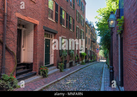 Boston, Massachusetts, USA - 12. September 2016: Acorn Straße auf dem Beacon Hill, Boston, Massachusetts. Die engen, kopfsteingepflasterten Straße, gesäumt mit Text Stockfoto