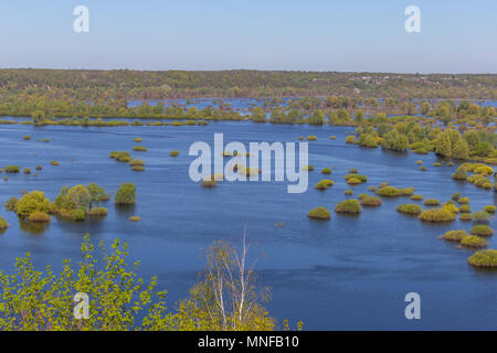 Antenne Landschaft Blick auf Desna River mit überfluteten Wiesen und schöne Felder. Blick vom hohen Ufer auf der jährlichen Frühjahrstagung Überlauf. Novgorod-Siversky, Ukr Stockfoto