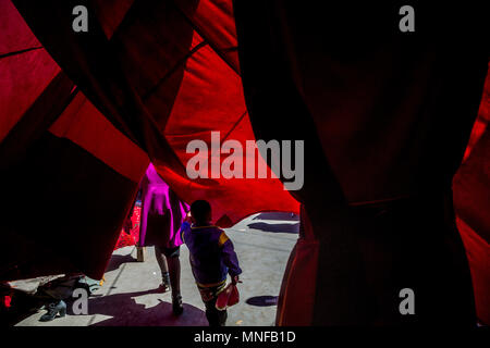 Menschen auf dem lokalen Markt in der Nähe von Kashgar Stadt, Autonome Region Xinjiang Uygur, China Stockfoto