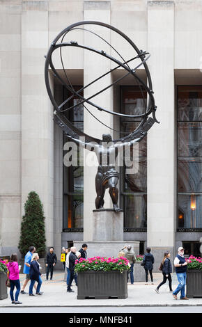 Die Leute an der Atlas statue suchen, die von der Bildhauerin Lee Lawrie mit Hilfe von Rene Paul Chambellan, das Rockefeller Center, Fifth Avenue, New York c Stockfoto