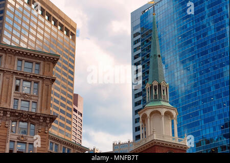 Ältere, historische Wahrzeichen und neueren architektonischen Strukturen ist offensichtlich, wenn Sie an Bostons Skyline suchen Stockfoto