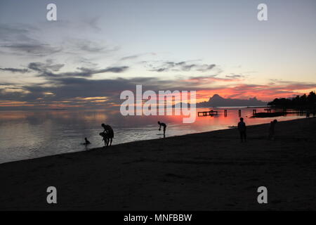 Sonnenuntergang über der Lagune in Pape'ete, Tahiti, Französisch Polynesien mit Moorea im Hintergrund. Stockfoto