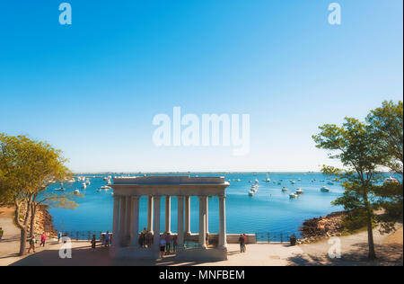 Plymouth, Massachusetts, USA - 13. September 2016: den Blick auf den Blick auf den Hafen und die Plymouth Plymouth Rock Monument, das Vordach. Stockfoto