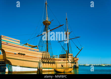 Plymouth, Massachusetts, USA - 13. September 2016: Die Mayflower II befindet sich im Hafen, eine Nachbildung der Mayflower aus dem 17. Jahrhundert und das Beiboot. Stockfoto