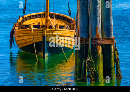 Plymouth, Massachusetts, USA - 13. September 2016 Pilions sitzen im Wasser in der Nähe von einem Verankerten hölzernen Beiboot, ist eine Nachbildung des Einen die Pilger verwendet. Stockfoto