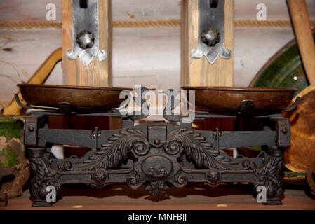 Alte Waage auf einem hölzernen Hintergrund Stockfoto