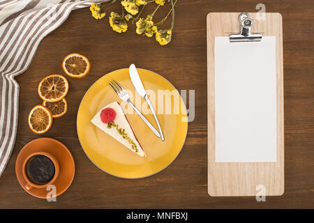 Blatt Papier auf die Zwischenablage und Dessert Stockfoto