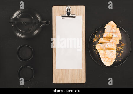 Blatt Papier mit Zwischenablage und Tee Stockfoto