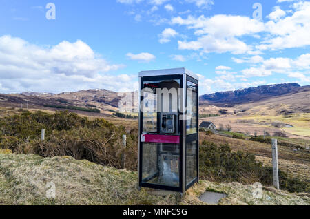 Abgebrochene British Telecom Phone Booth in ländlichen Schottland Stockfoto