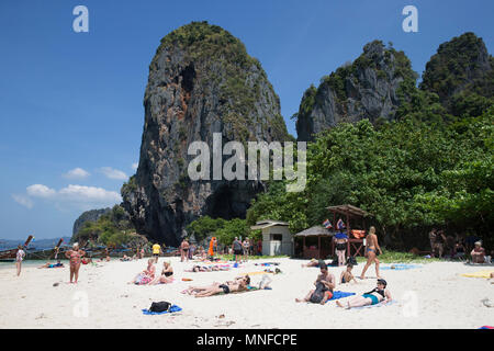 Westlichen Touristen genießen Sie die Zeit in der Sonne auf der Thailand Railey Beach. Stockfoto