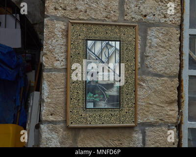 Spiegel an der Wand des alten Gebäudes in der Medina, der Altstadt von Jerusalem, Israel. Stockfoto