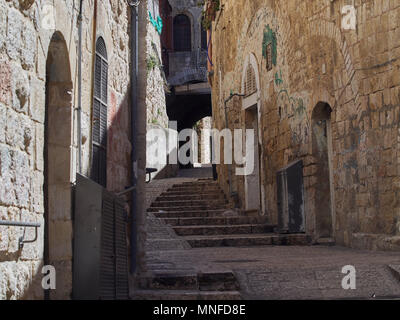 Medina in Jerusalem, engen Straße mit Stufen in der Altstadt unter den Steinmauern, Israel. Stockfoto