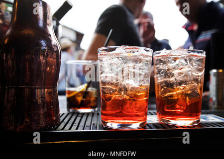 Nahaufnahme einer Theke, zwei Gläser spritz Cocktail von der Barkeeper Sicht Stockfoto