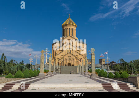 In Tiflis ist möglich, viele Beispiele für Orthodoxe Sehenswürdigkeiten zu finden. Hier insbesondere die Dreifaltigkeitskirche von Tiflis Stockfoto