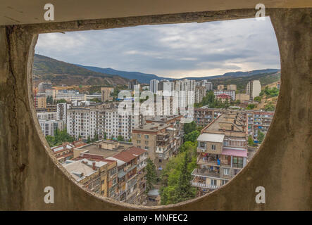 In Tiflis ist möglich, viele Beispiele der sowjetischen Architektur zu finden. Hier insbesondere eine eigentümliche geformte Block erstellt gerade außerhalb der Altstadt Stockfoto