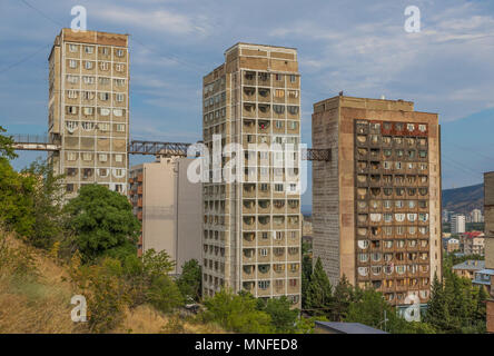 In Tiflis ist möglich, viele Beispiele der sowjetischen Architektur zu finden. Hier insbesondere eine eigentümliche geformte Block erstellt gerade außerhalb der Altstadt Stockfoto