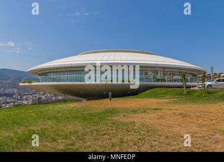 In Tiflis ist möglich, viele Beispiele der sowjetischen Architektur zu finden. Hier insbesondere eine UFO-förmigen Polizeistation Stockfoto