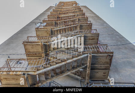 In Tiflis ist möglich, viele Beispiele der sowjetischen Architektur zu finden. Insbesondere hier in diesem Block in der Altstadt errichtet Stockfoto