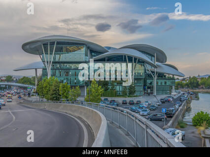 In Tiflis ist möglich, viele Beispiele moderner Architektur zu finden. Hier insbesondere den Öffentlichen Dienst Halle Stockfoto