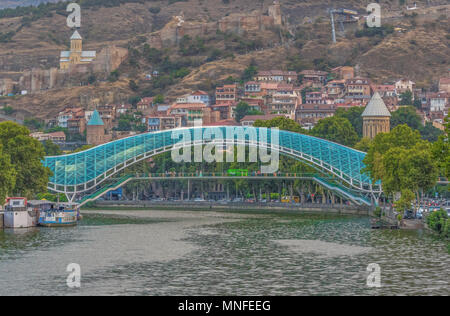 In Tiflis ist möglich, viele Beispiele moderner Architektur zu finden. Insbesondere hier die Brücke des Friedens, über den Kura Stockfoto