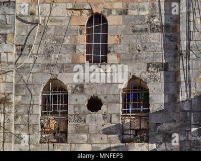 Bogenfenster mit alten metal Bars an der Wand der alten Medina Haus in Jerusalem, Israel. Stockfoto