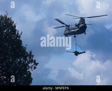 Royal Air Force Chinook Hubschrauber mit einem 105 mm Field gun underslung Stockfoto