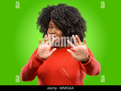 Schöne afrikanische Frau angewidert und wütend, halten die Hände in stop Geste, als Verteidigung, schreien Stockfoto