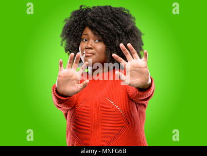 Schöne afrikanische Frau angewidert und wütend, halten die Hände in stop Geste, als Verteidigung, schreien Stockfoto